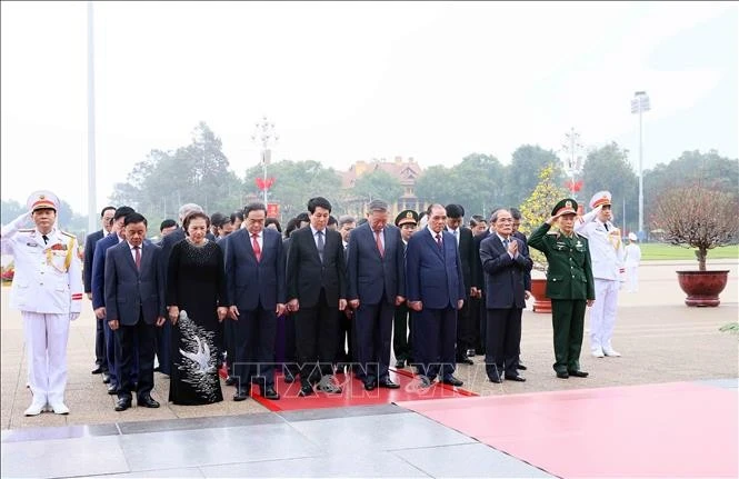 Party and State leaders pay tribute to President Ho Chi Minh at his mausoleum (Photo: VNA)