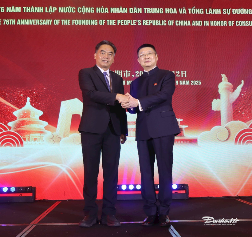 Vice Chairman of the Ho Chi Minh City People’s Committee Nguyen Loc Ha (L) and Chinese Consul General Tang Li at the event. (Photo: daidoanket.vn)