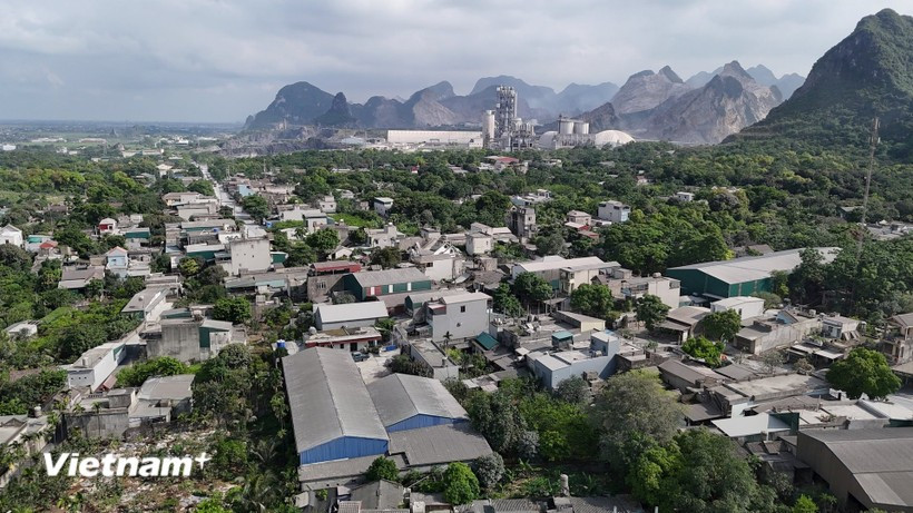 A residential area covered by smoke and dust caused by stone mining and cement production activities. (Photo: VietnamPlus)
