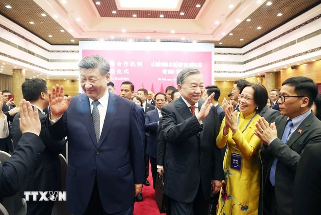 General Secretary of the Communist Party of China Central Committee and President of China Xi Jinping (L) and Party General Secretary To Lam at the Vietnam - China friendship exchange festival (Photo: VNA)