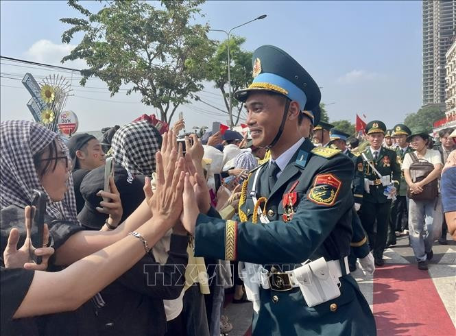 Soliders exchange with people in Ho Chi Minh City after the parade on April 30 (Photo: VNA)