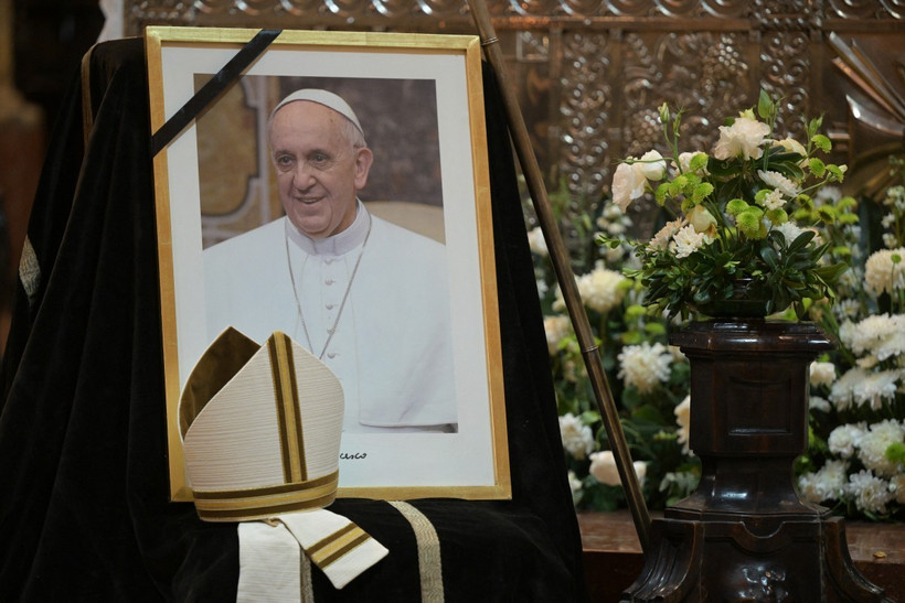 A portrait of Pope Francis at the Buenos Aires Cathedral. (Photo: AFP)