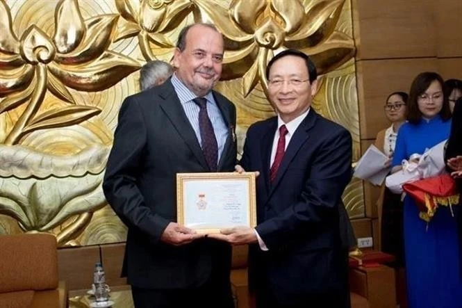 Then Chilean Ambassador to Vietnam Claudio De Negri (L) receives the insignia "For Peace and Friendship among Nations" from the Vietnam Union of Friendship Organisations. (Photo: VNA)