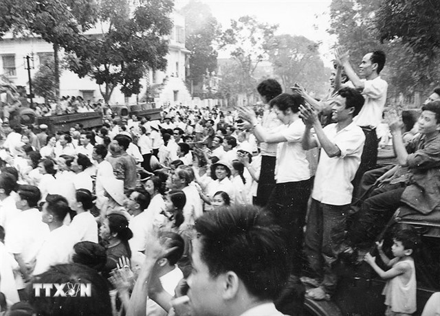 People gather in front of the Vietnam News Agency headquarters at No.5 Ly Thuong Kiet street in Hanoi to hear news of the April 30, 1975 Victory. (Photo: VNA)