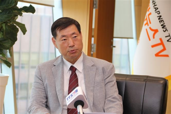 Hwang Dae-il, President of the Republic of Korea’s Yonhap News Agency, speaks to Vietnam News Agency correspondents in Seoul (Photo: VNA)