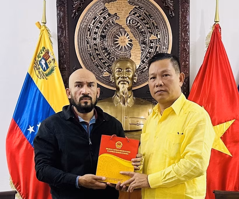 Vietnamese Ambassador to Venezuela Vu Trung My (R) and Professor Jose Javier Diaz Macadan (Photo: VNA)