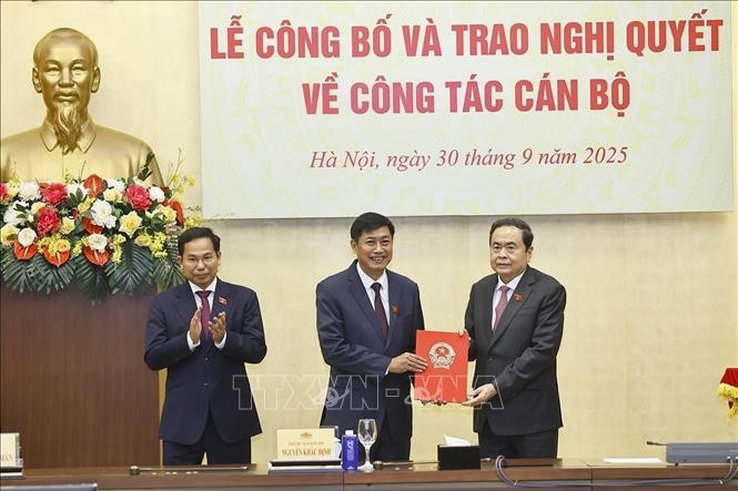 NA Chairman Tran Thanh Man (first, right) presents the resolution appointing Nguyen Huu Dong, member of the Party Central Committee and deputy head of the Party Central Committee’s Commission for Internal Affairs, as Permanent Vice Chairman of the 15th NA’s Committee for Deputy Affairs. (Photo: VNA)