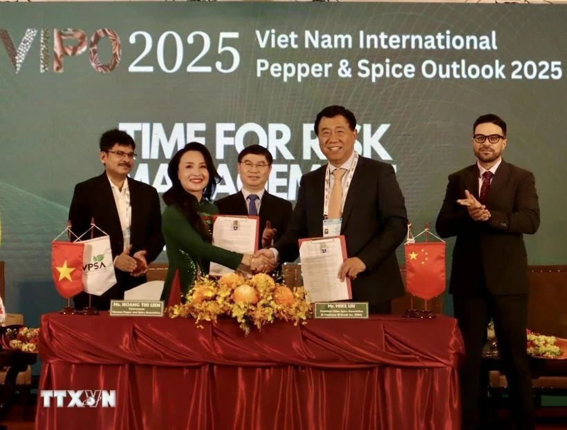 Representatives from spice associations of Vietnam and China sign cooperation agreement at the VIPO 2025. (Photo: VNA)