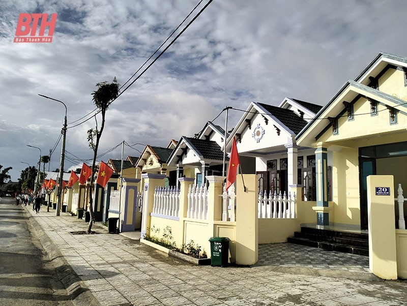 Houses built for people living along the river in Lam Dat hamlet, Thieu Vu commune, Thieu Hoa district, Thanh Hoa province. (Photo: baothanhhoa.vn) 