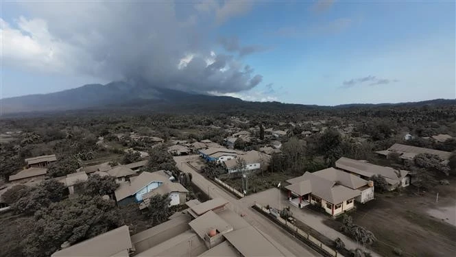 Ask from the eruption of the Mount Lewotobi Laki-Laki in eastern Indonesia. (Photo: Xinhua/VNA)