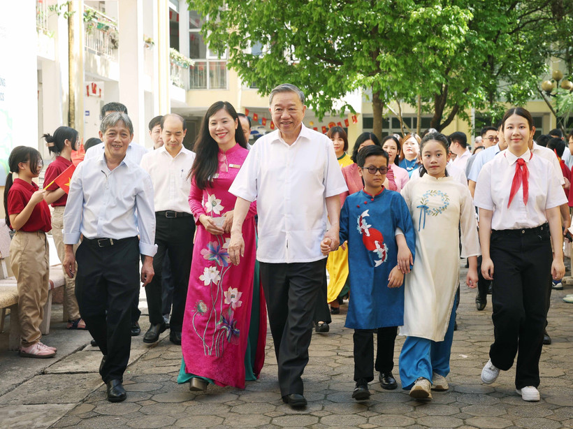 Party General Secretary To Lam on June 1 visits Nguyen Dinh Chieu Secondary School and Xa Dan Secondary School - two schools for students with disabilities in Hanoi on the occasion of International Children's Day. (Photo: VNA)