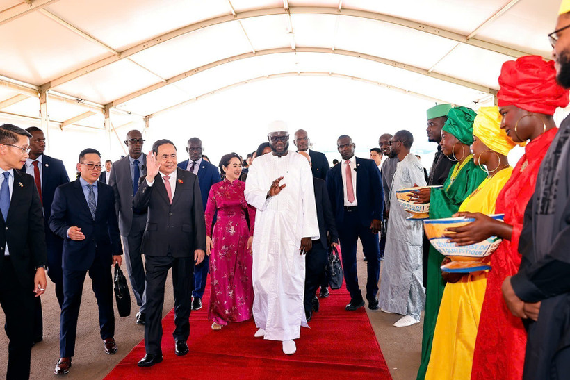 Senegalese National Assembly President El Malick Ndiaye welcomes Vietnamese National Assembly Chairman Tran Thanh Man and his spouse Nguyen Thi Thanh Nga at Blaise Diagne International Airport in Dakar. (Photo: VNA)