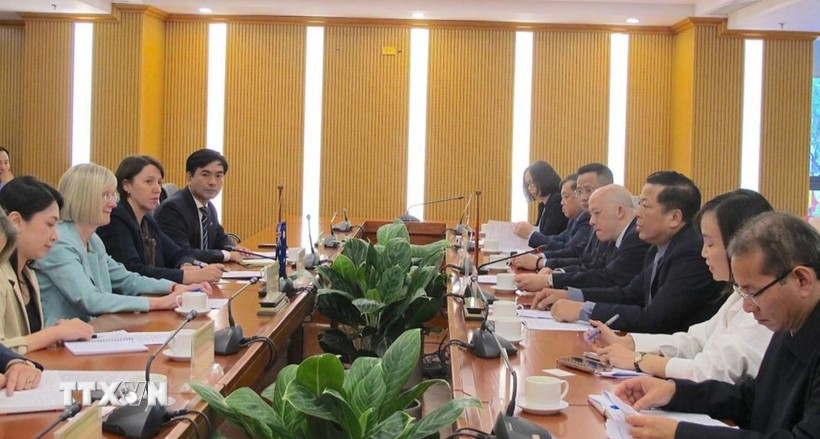 At the working session between Vietnamese Minister of Construction Tran Hong Minh and Australian Ambassador to Vietnam Gillian Bird. (Photo: VNA)