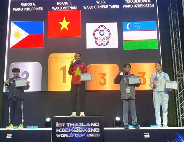 Hoang Thi Thuy Giang of Vietnam on top of the women's 50kg light contact event of the Kickboxing World Cup in Thailand (Photo: VNA)