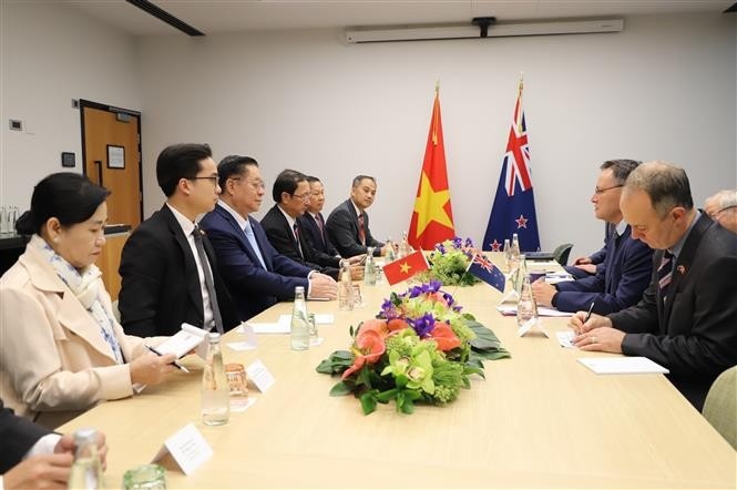 Politburo member, Secretary of the Party Central Committee, and Chairman of its Commission for Information, Education, and Mass Mobilisation Nguyen Trong Nghia meets with New Zealand's Minister for Universities Shane Reti. (Photo: VNA)