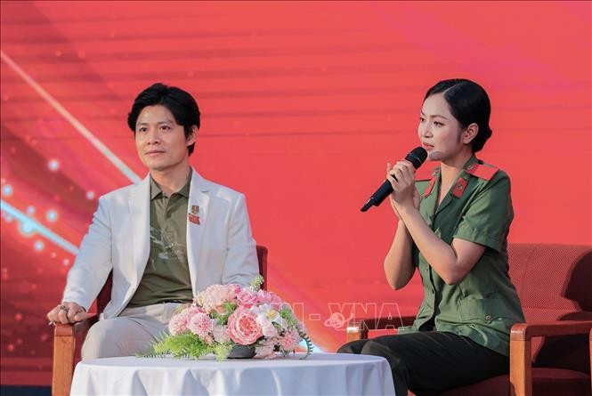Composer Nguyen Van Chung (L) and singer Nguyen Duyen Quynh at the debut ceremony (Photo: VNA)
