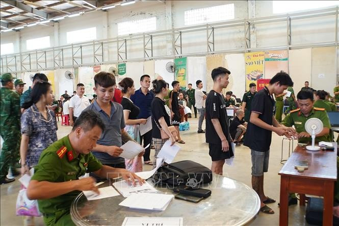 Authorities handle procedures for the repatriated citizens. (Photo: VNA)