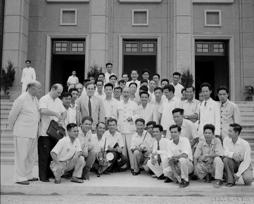 President Ho Chi Minh and journalists (Photo: VNA)