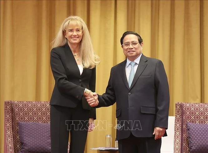 Prime Minister Pham Minh Chinh (R) shakes hands with Malgorzata Adamkiewicz, President of the Supervisory Board of Adamed Pharma. (Photo: VNA)