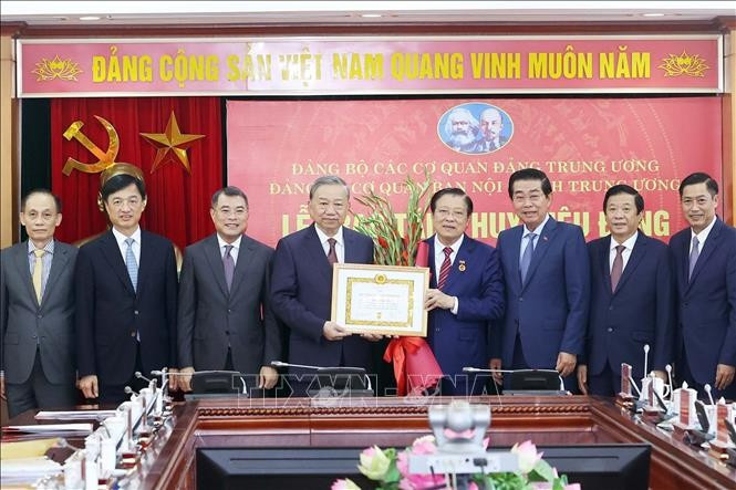 Party General Secretary To Lam presenting the 45-year Party membership badge to Politburo member, Secretary of the Party Central Committee and head of the commission Phan Dinh Trac in Hanoi on August 28. (Photo: VNA)