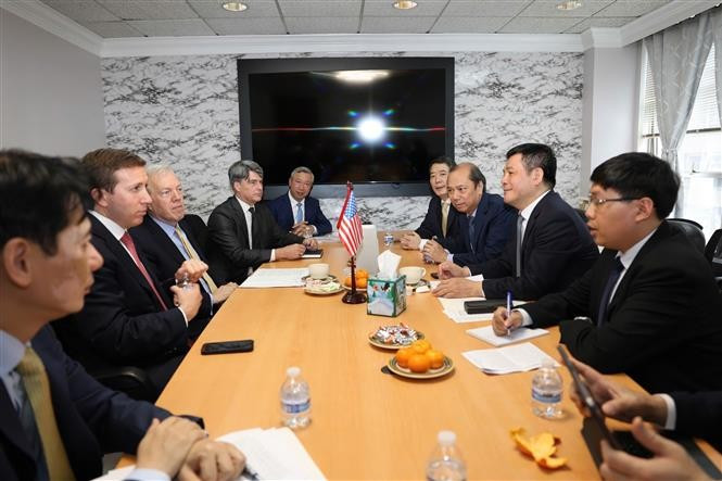 Minister of Industry and Trade Nguyen Hong Dien has a working session with Chief Executive Officer of Warburg Pincus Investment Fund and Chairman of the US-ASEAN Business Council (USABC) Jeffrey Perlman. (Photo: VNA)