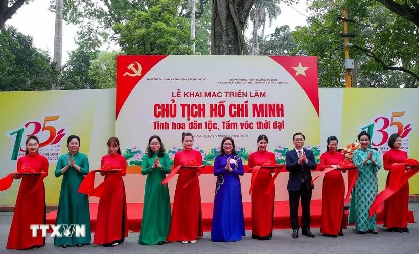 At the opening ceremony of the exhibition. (Photo: VNA)