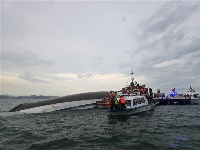 Forces approach the shipwreck area to conduct rescue operation. (Photo: VNA)