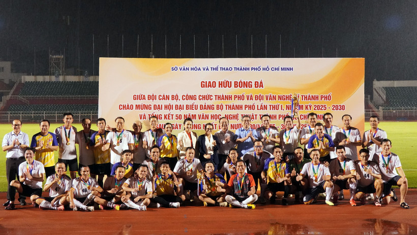 Organisers and two teams at the match (Photo: VNA)