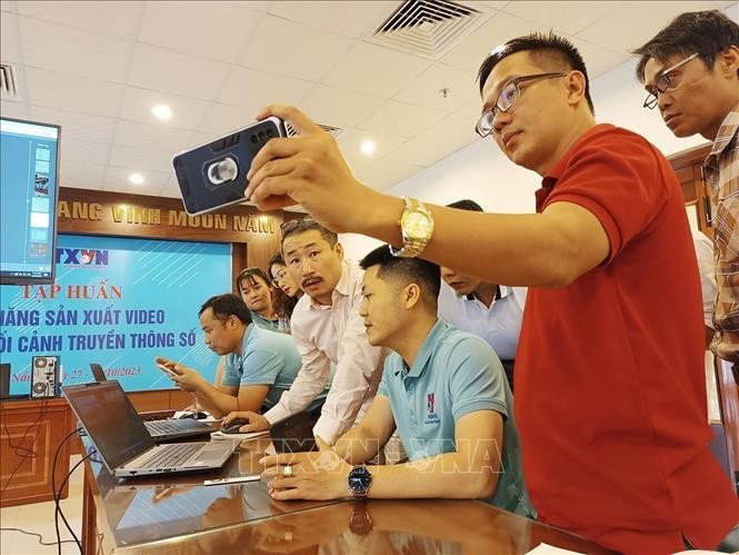 At a class on producing videos by mobile phones for VNA reporters (Photo: VNA)