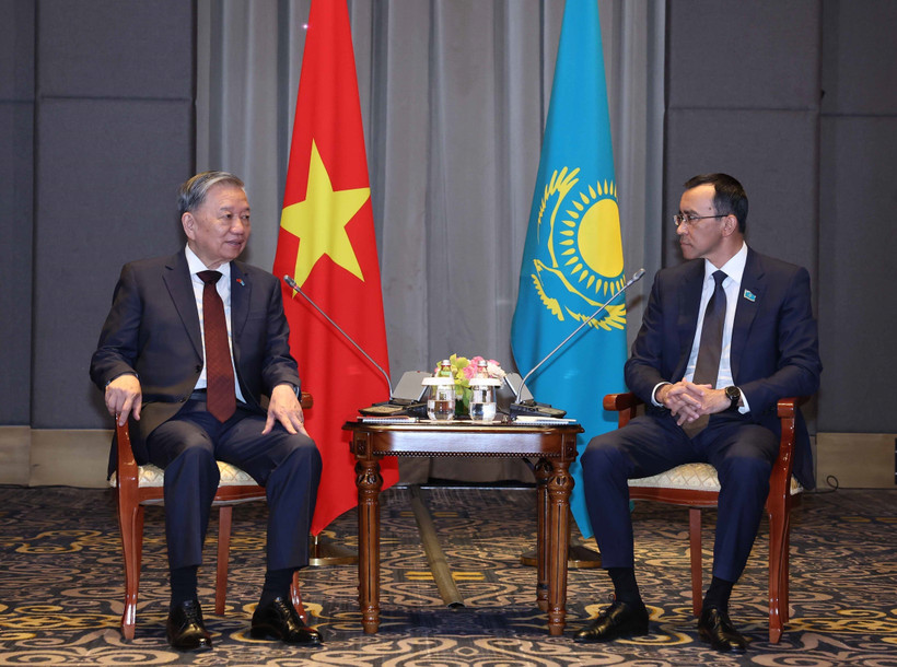 Party General Secretary To Lam (L) meets with Chairman of the Senate of the Parliament of Kazakhstan Maulen Ashimbayev (Photo: VNA)