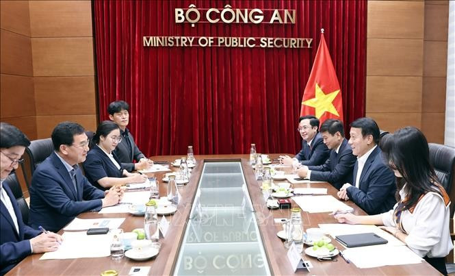 Minister of Public Security General Luong Tam Quang receives Shin Jung Hoon, Chairman of the Public Administration and Security Committee of the National Assembly of the Republic of Korea (RoK), in Hanoi on August 19. (Photo: VNA)