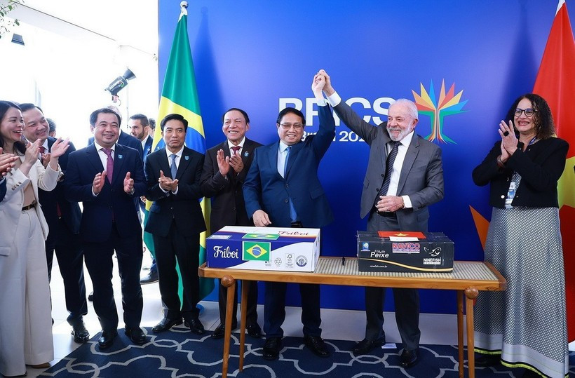 Prime Minister Pham Minh Chinh and Brazilian President Lula da Silva at a signing ceremony of the two-way trade export agreement between Vietnam and Brazil. (Photo: VNA)