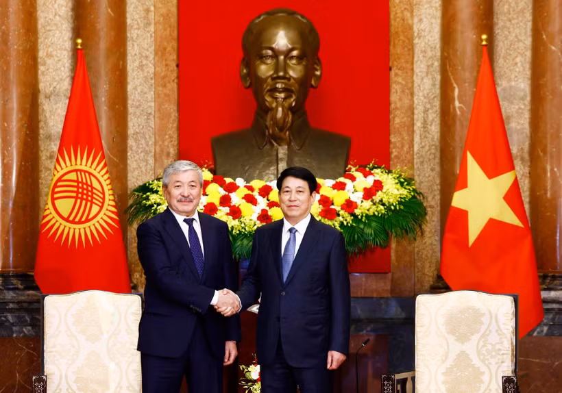 State President Luong Cuong (right) and Kyrgyz Prime Minister Adylbek Kasymaliev at their meeting in Hanoi on March 6 (Photo: VNA)