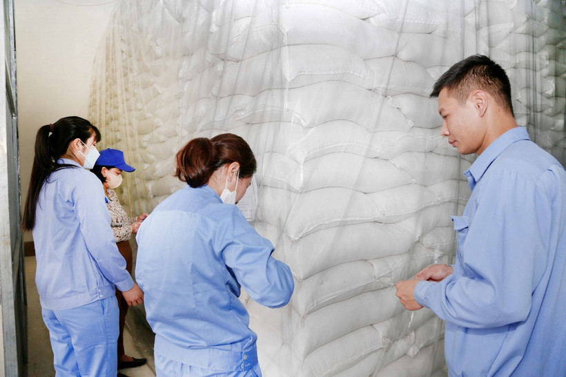 The rice distribution must be completed before April 15 (Photo: tapchitaichinh.vn)