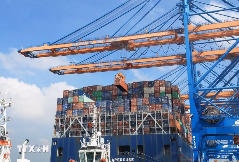 Loading containers onto a 200,000 DWT vessel at Gemalink International Terminal, Phu My township, former Ba Ria-Vung Tau province (now part of Ho Chi Minh City). (Photo: VNA) 