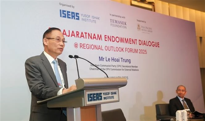 Secretary of the Party Central Committee and head of its Commission for External Relations Le Hoai Trung addresses the S. Rajaratnam Endowment Dialogue (SRED 2025). (Photo: VNA)