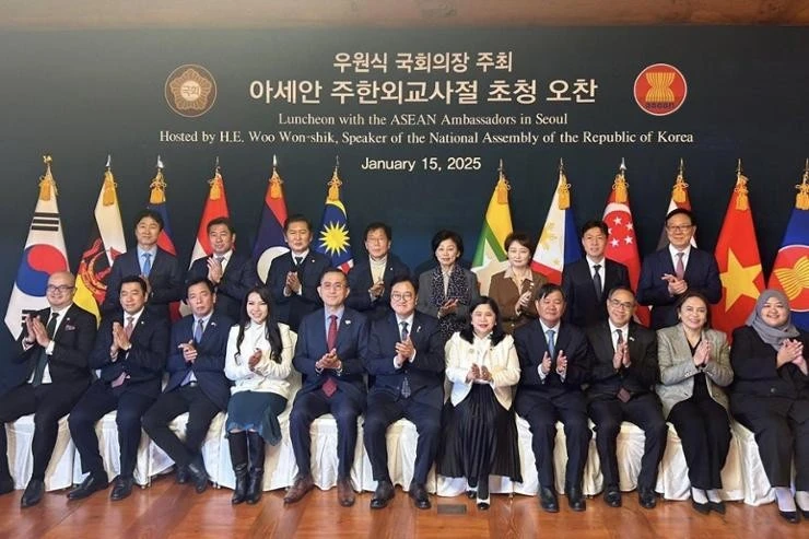 Speaker of the National Assembly Woo Won-shik (front row, centre) poses with ASEAN member nation envoys and government officials during a luncheon in Seoul. (Photo: Courtesy of Thai Ambassador Tanee Sangrat on X) 