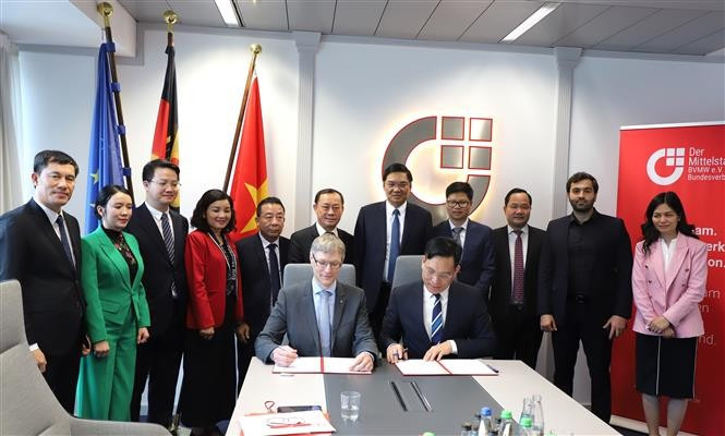 Representatives from the BVMW and the provincial Department of Foreign Affairs sign a Memorandum of Understanding to strengthen cooperation in promoting investment in Nghe An province. (Photo: VNA)