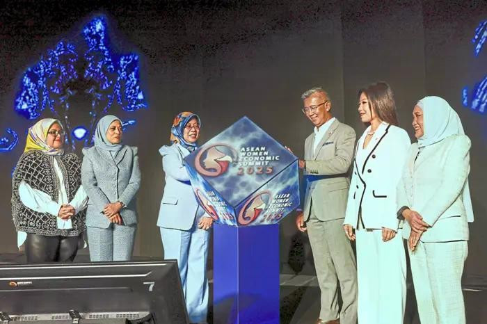Malaysian Minister of Investment, Trade and Industry Tengku Datuk Seri Zafrul Abdul Aziz and Women Leadership Foundation founder and chairman Datuk Dr Hafsah Hashim jointly launch the ASEAN Women Economic Summit 2025 in Kuala Lumpur. (Photo: Bernama)