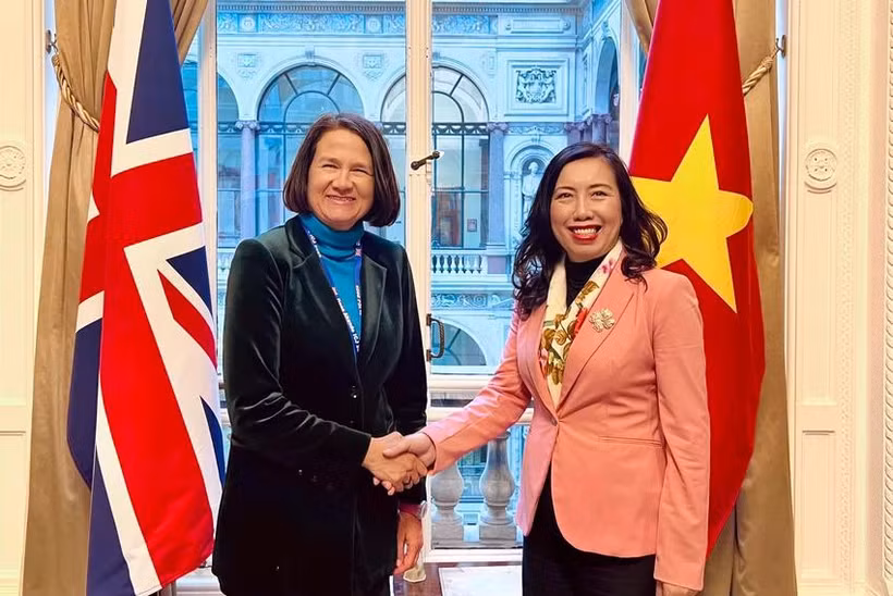 Deputy Minister of Foreign Affairs Le Thi Thu Hang (right) and Parliamentary Under-Secretary of State Catherine West. (Photo: The Ministry of Foreign Affairs)