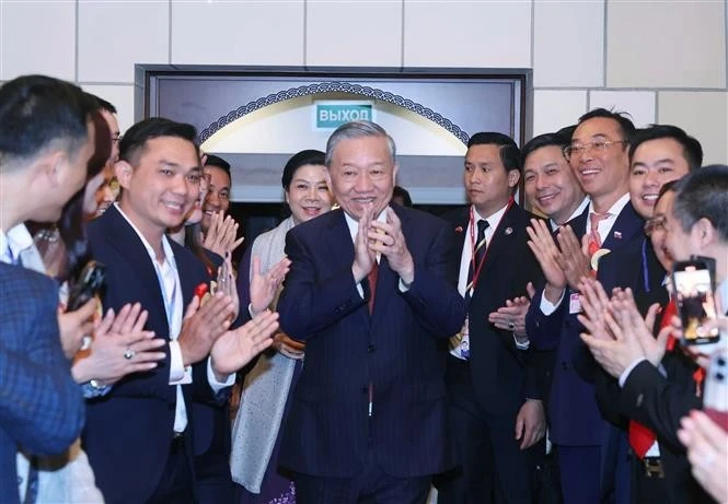 Party General Secretary To Lam and his spouse are welcomed by the embassy's staff, and representatives of the Vietnamese community in Russia. (Photo: VNA)