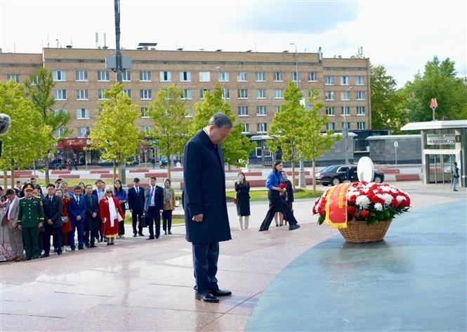Party General Secretary To Lam pays tribute to President Ho Chi Minh in Moscow on May 10. (Photo: VNA)