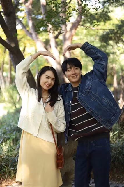 Korean actor Jung Il-woo (R) and Vietnamese actress Juliet Bao Ngoc in the film (Photo: CGV)