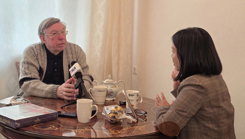 Victor Petrov, General Secretary of the Soviet Peace Fund, talks to Vietnam News Agency correspondents in Russia (Photo: VNA)