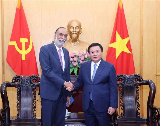 Prof. Dr. Nguyen Xuan Thang (R), Politburo member, President of the Ho Chi Minh National Academy of Politics (HCMA), and Chairman of the Central Theory Council, on January 6 receives the UN Under-Secretary-General for Digital and Emerging Technologies and the UN Secretary-General’s Envoy on Technology Amandeep Singh Gill. (Photo: VNA)