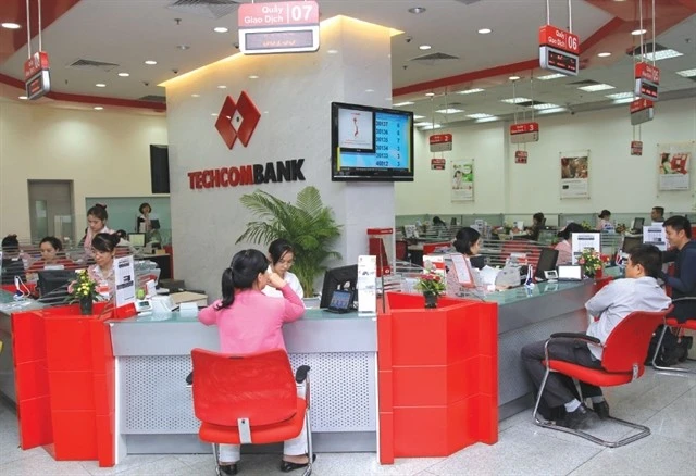 Customers make transactions at a Techcombank’s office in Hanoi. (Photo cafef.vn)