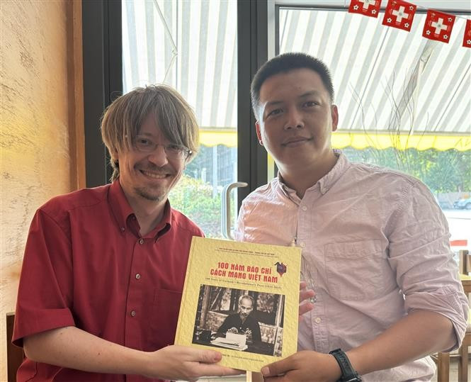 Massimiliano Ay (left), General Secretary of the Communist Party of Switzerland, and a Vietnam News Agency (VNA) correspondent in Switzerland (Photo: VNA)