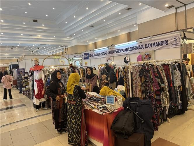 Held in early August at the heart of Bandung, this year's the Indonesia Batik & Craft Festival 2025 brings together nearly 100 participants. (Photo: VNA)