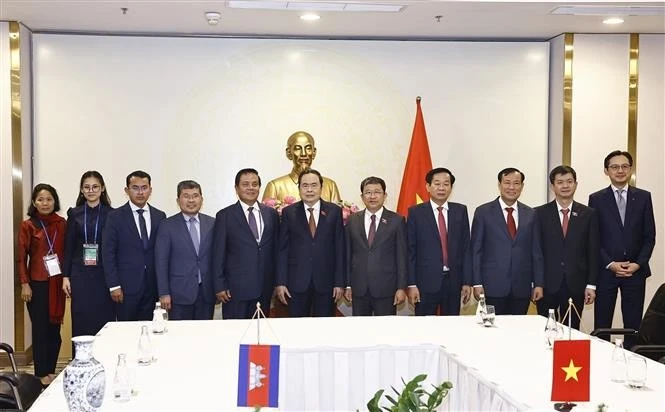 National Assembly Chairman Tran Thanh Man (middle), First Vice President of the Cambodian Senate Ouch Borith (fifth, left), and delegates at the meeting (Photo: VNA)