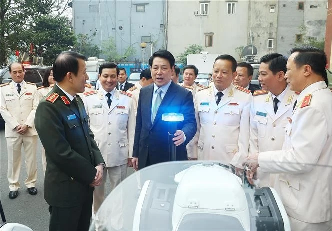 President Luong Cuong inspects equipment serving the operations of the Security Guard Force (Photo: VNA)